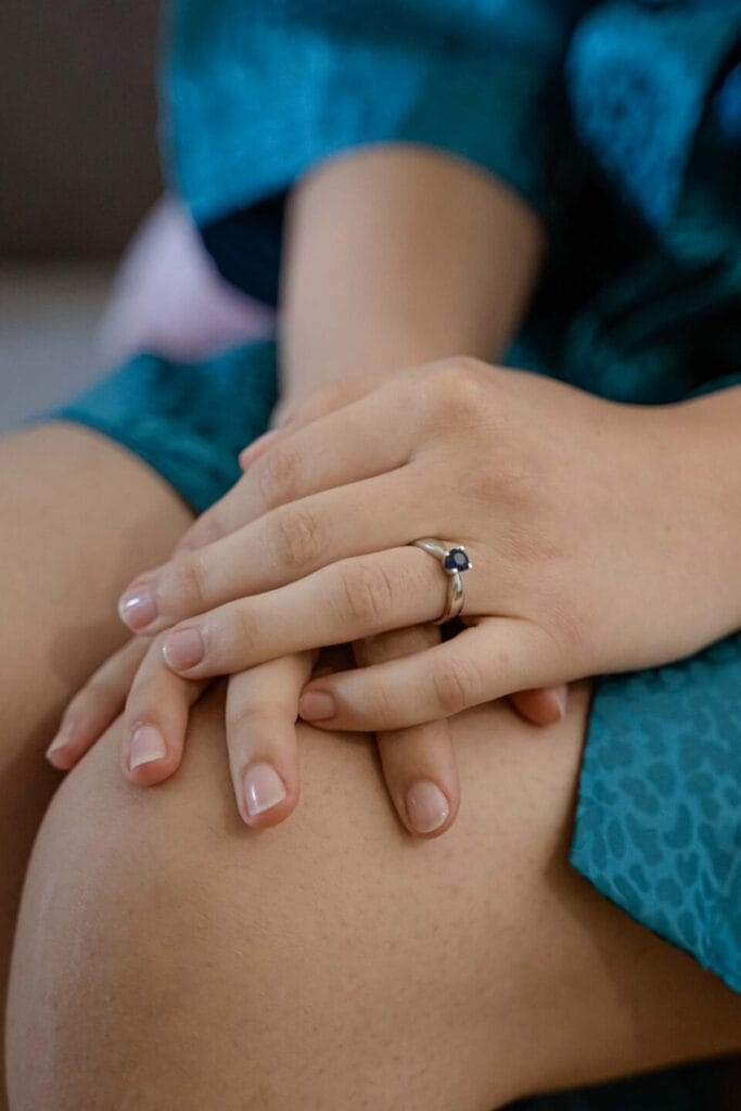 Foto in bianco e nero degli sposi che escono dalla chiesa si vedono le loro silhouette contro il cielo bianco e il portone della chiesa durante servizio fotografico di matrimonio 001