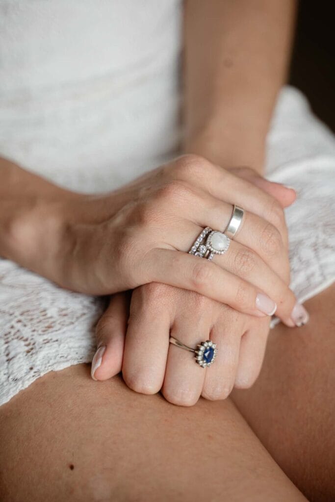 Anelli di fidanzamento scatatto dalla fotografa yelley photography durante servizio di matrimonio con pietre