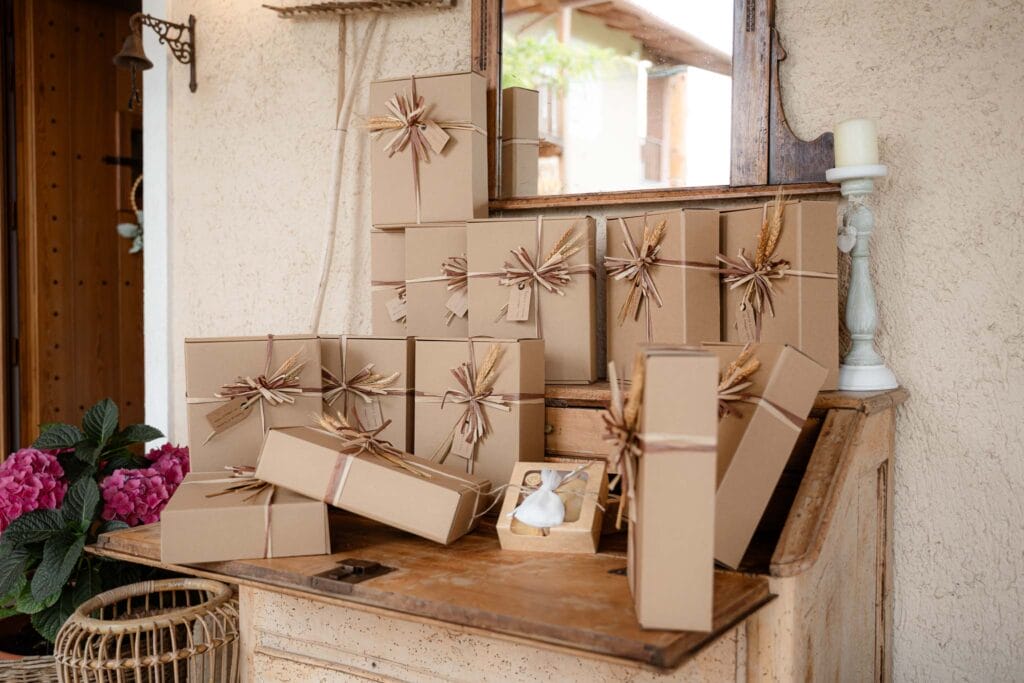 foto di un tavolo in legno con sopra tante scatole in carta craft che contengono le bomboniere di matirmonio di una coppia fotografata da yelley photography